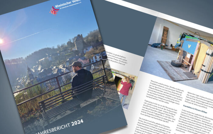 Gedruckter Jahresbericht 2024 des Rheinischen Vereins mit einem Titelbild, das eine Person zeigt, die auf einer Bank mit Blick auf eine sonnenbeschienene Stadt am Hang sitzt; Innenseiten mit Fotos und Textspalten.